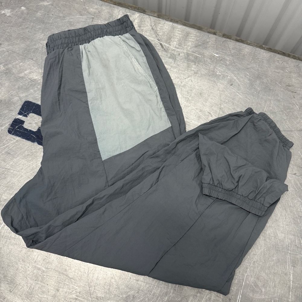 Fabletics Women’s Gray Relaxed Fit Windbreaker Pants Size 1X